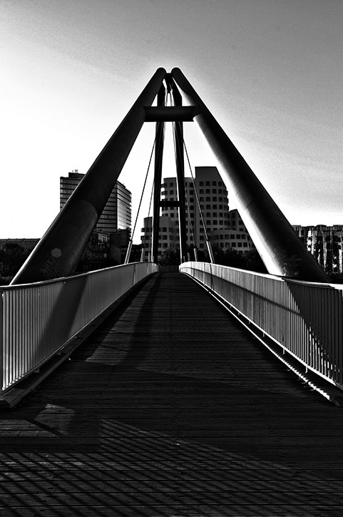 Düsseldorf - Brücke Medienhafen sw